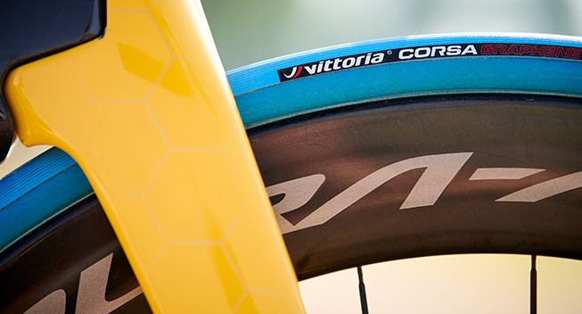 Team Jumbo-Visma stiller op i Tour de France med blå forhjul  Motionsfeltet.dk